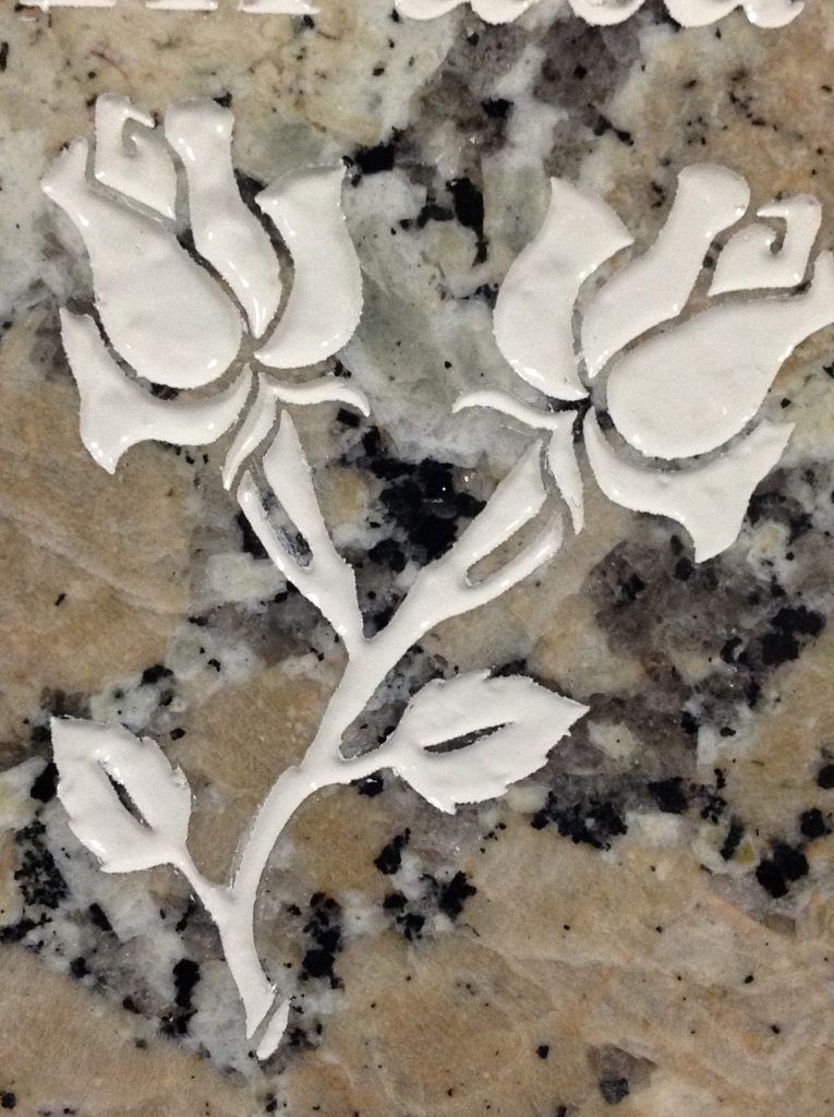 Rose gravée sur granit